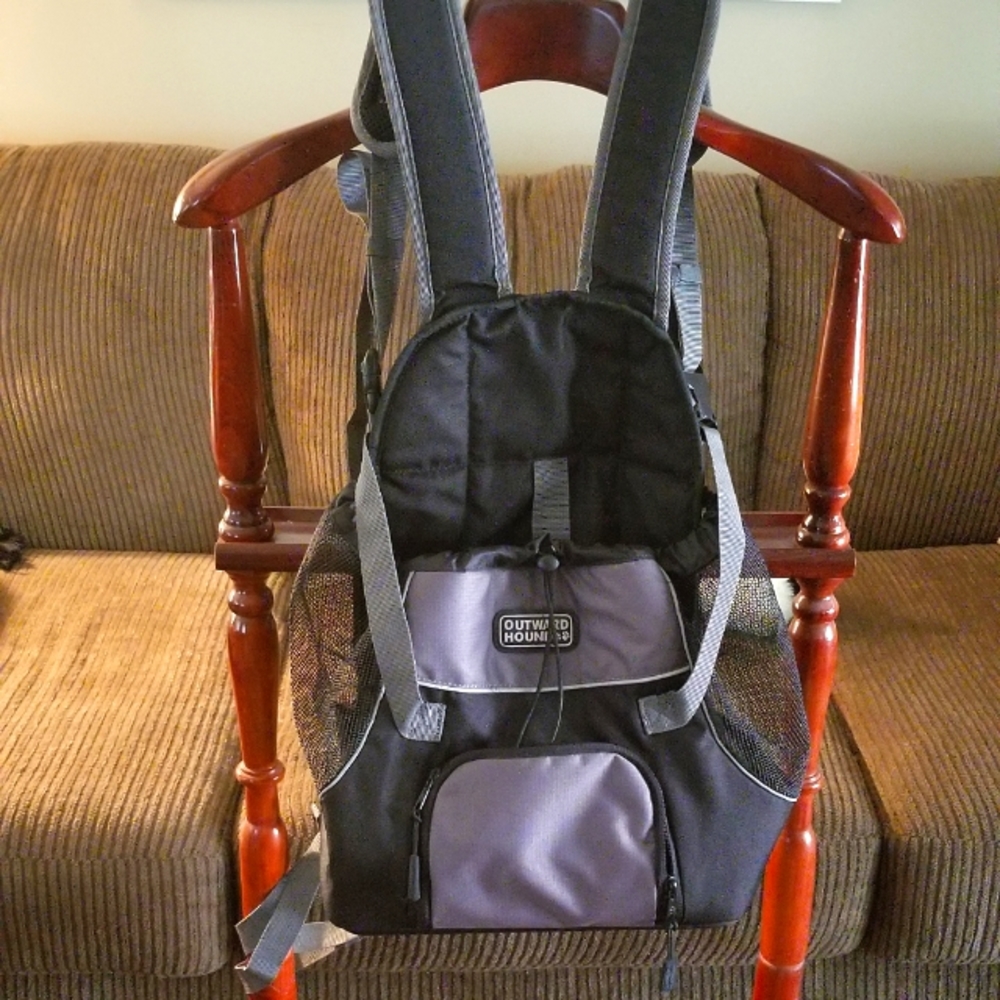Outward Hound pet carrier/backpack. Blk and gray.